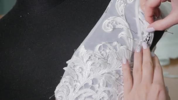 Närbild av nål och tråd, brodera mönster. Utrustning för sömnad elegant brudklänning. Handgjorda — Stockvideo