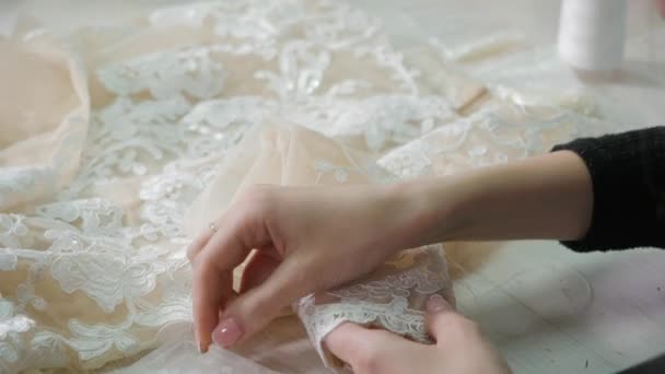 Primo piano di ago e filo, modello di ricamo. Attrezzatura per cucire elegante abito da sposa. Fatto a mano — Video Stock