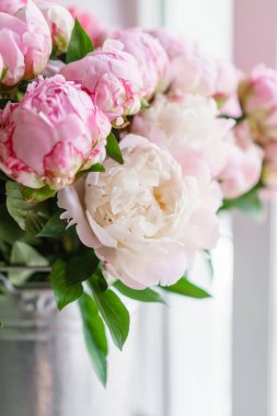 Pembe peonies güzel buket. Çiçek kompozisyon, sahne, gün ışığı. Duvar kağıdı. Dikey fotoğraf