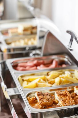 Açık büfe tepsisi hazır hizmet için ısıtmalı. Otel açık büfe Servis Kahvaltı. Farklı gıda ile plakalar
