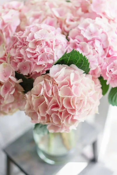 Красивые цветы гортензии в вазе на столе. Букет светло-розового цветка. Украшение дома. Обои и фон. Вертикальное фото — стоковое фото