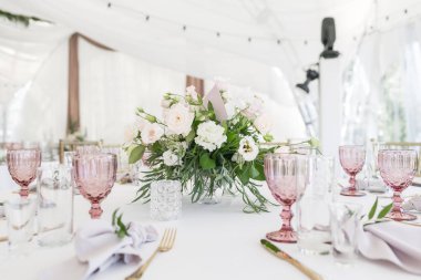 Bir parti, düğün ya da diğer Festival olay güzel Tablo ayarı çanak çömlek ve çiçeklerle. Züccaciye Mağazaları ve yiyecek ve içecek olay yemek için çatal.