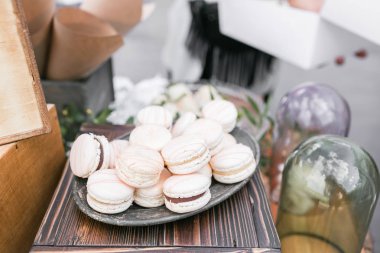 Pastel pembe çilek macarons. Hassas tatlı ahşap bir masa üzerinde sabah ışığında kahvaltı için Fransız. Sığ derinlik-in tarla. Düğün