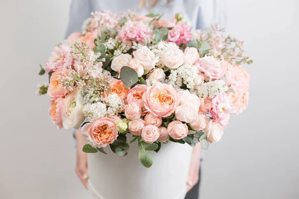 Conjunto de flores. lindo buquê de luxo na mão da mulher. o trabalho da florista em uma loja de flores. caixa redonda branca — Fotografia de Stock