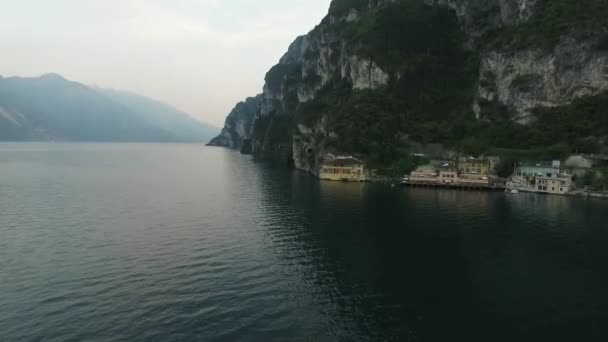 Panorama över den underbara Gardasjön omgiven av berg, Italien. videoinspelning med drönare — Stockvideo