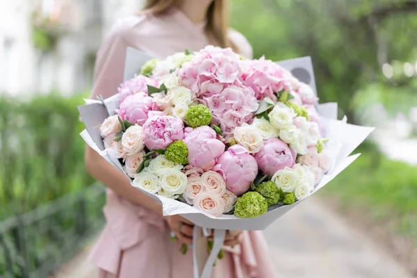 Beau bouquet de luxe de fleurs mixtes à la main de la femme. le travail du fleuriste dans un magasin de fleurs. Une petite entreprise familiale. photo extérieur — Photo