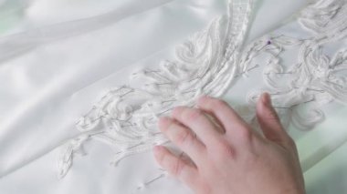 iğne ve iplik, Close-Up nakış deseni. Dikiş şık gelinlik donatımı. El yapımı