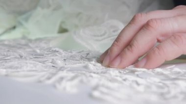 iğne ve iplik, Close-Up nakış deseni. Dikiş şık gelinlik donatımı. El yapımı