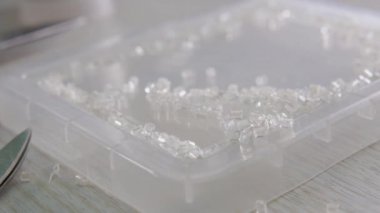 yakın çekim boncuk ve pul, iğne ve iplik, desen nakış. Dikiş şık gelinlik donatımı. El yapımı