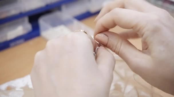 Abalorios de cerca y lentejuelas, de aguja e hilo, patrón de bordado. Equipo para coser elegante vestido de novia. Hecho a mano — Vídeo de stock