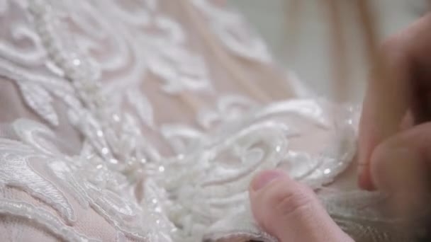 Contas de close-up e lantejoulas, de agulha e linha, padrão de bordar. Equipamento para costura elegante vestido de noiva. Feito à mão — Vídeo de Stock