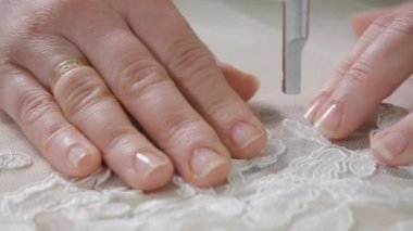 dikiş makinesi, dikiş iplik dikiş close-up. Dikiş şık gelinlik donatımı. El yapımı