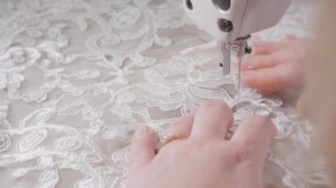 dikiş makinesi, dikiş iplik dikiş close-up. Dikiş şık gelinlik donatımı. El yapımı