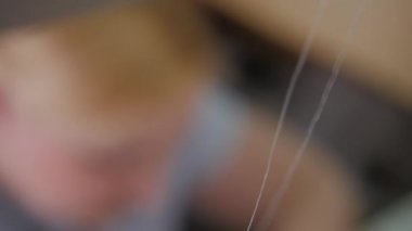 dikiş makinesi, dikiş iplik dikiş close-up. Dikiş şık gelinlik donatımı. El yapımı