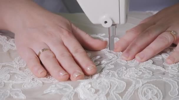 Primo piano della macchina da cucire, cucitura filo punto. Attrezzatura per cucire elegante abito da sposa. Fatto a mano — Video Stock