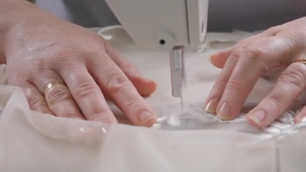 Gros plan de la machine à coudre, couture fil à coudre. Équipement pour coudre élégante robe de mariée. Fait à la main — Video