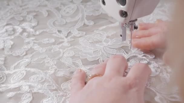 Primer plano de la máquina de coser, costura del hilo de coser. Equipo para coser elegante vestido de novia. Hecho a mano — Vídeo de stock