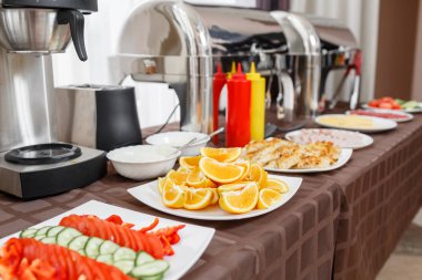 Büfe tepsiler hizmet için hazır ısıtmalı. Otel açık büfe Servis Kahvaltı.