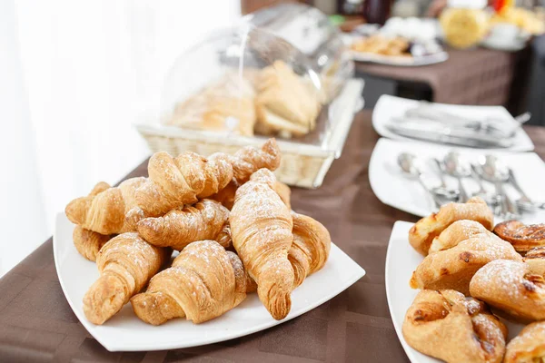 Croissants frais sur assiette blanche. Pâtisserie traditionnelle française. Petit déjeuner à l'hôtel smorgasbord . — Photo