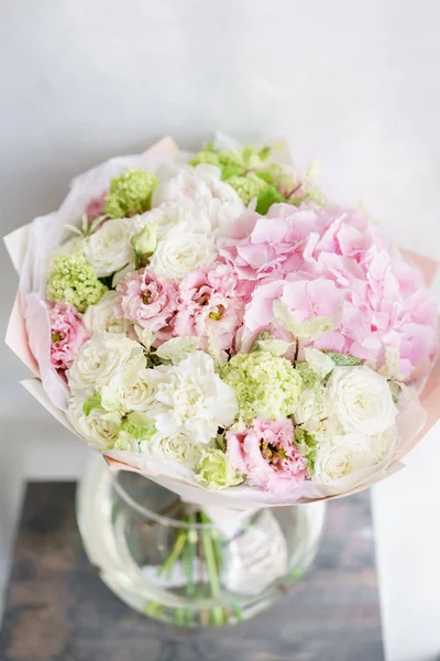 플라워 컨셉입니다. 회색 테이블에 아름 다운 꽃의 꽃다발입니다. 봄 색상입니다. 꽃이 게에서 꽃집의 작품. — 스톡 사진