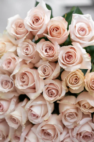 Pastel pink roses. Bouquet of beautiful flowers on wooden table. Floristry concept. the work of the florist at a flower shop. Vertical photo — Stock Photo, Image