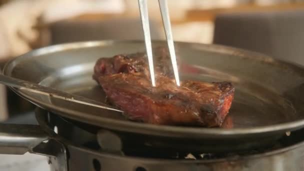 Grillezés steak grill pan. A beefsteak egy konyha főzés. Friss, finom, fűszeres, lédús hús — Stock videók