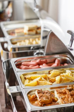 Açık büfe tepsisi hazır hizmet için ısıtmalı. Otel açık büfe Servis Kahvaltı. Farklı gıda ile plakalar