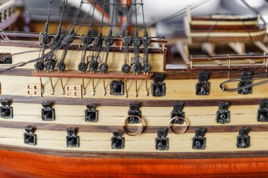 Ahşap modeli Ortaçağ gemi bir alyans. Gelin ve damat aksesuarları. Deniz kavramı