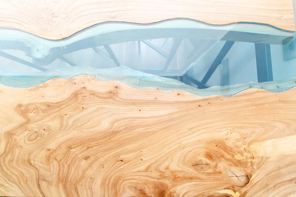 Vista dall'alto di legno per sfondo. Texture di un tavolo in legno con resina epossidica . — Foto Stock
