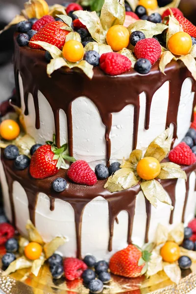 Svatební nebo narozeninový dort s ovocem. Sladký koláč na hostinu v restauraci. — Stock fotografie