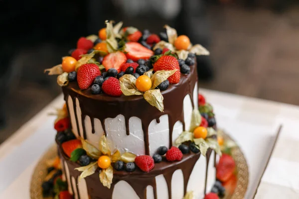 Casamento ou bolo de aniversário com bagas. Torta doce em banquete em restaurante . — Fotografia de Stock