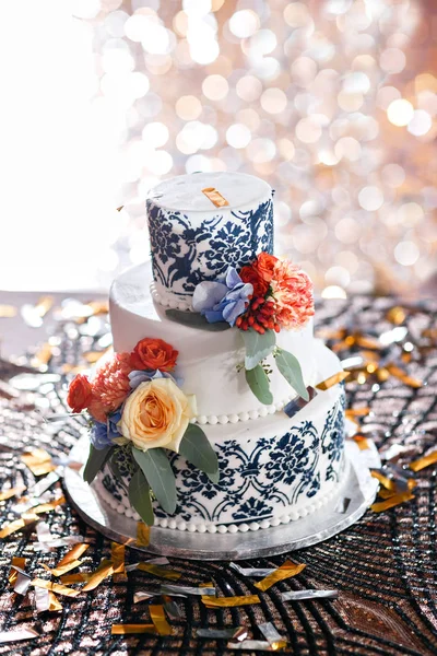 Casamento ou bolo de aniversário com flores. Torta doce em banquete em restaurante . — Fotografia de Stock