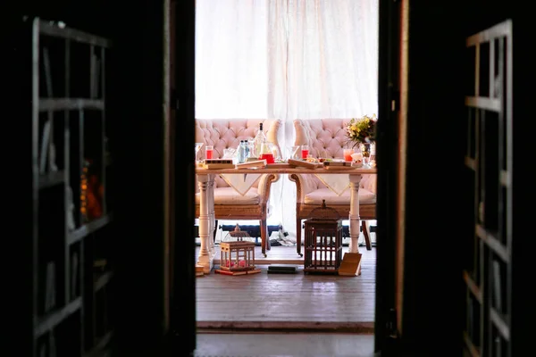 Luxusní svatební hostinu v restauraci. stylově zařízené a zdobí. Restaurace tabulka s jídlem — Stock fotografie