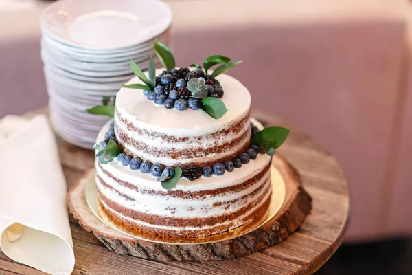 Düğün ya da Doğum günü kek çilek ile. Ziyafet restoranda üzerinde tatlı pasta. — Stok fotoğraf