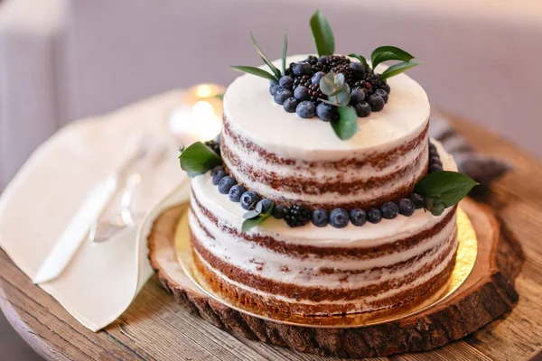 Casamento ou bolo de aniversário com bagas. Torta doce em banquete em restaurante . — Fotografia de Stock