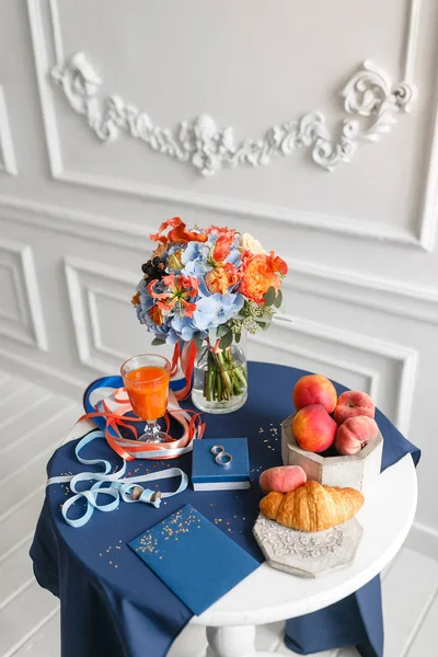 Χρώμα φωτεινό και ζουμερά γαμήλια ανθοδέσμη διαφορετικά λουλούδια. Μοντέρνα Νυφικά δέσμη με πορτοκαλί τουλίπες, κόκκινο gloriosa, μπλε Ορτανσία, Calla και Blackberry. πρωινό — Φωτογραφία Αρχείου