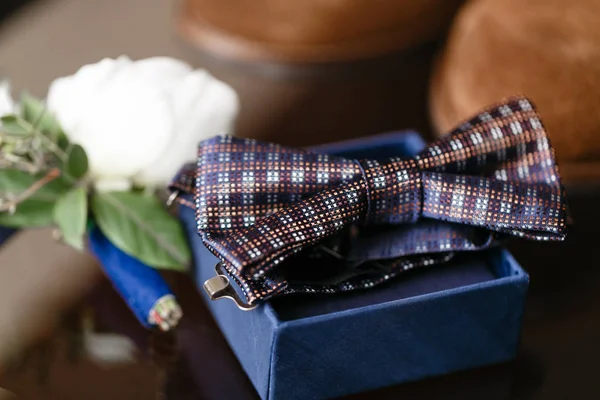 Damatlar sabah. Düğün Aksesuarları. Mavi kelebek-kravat, kol düğmesi ve yaka çiçeği — Stok fotoğraf