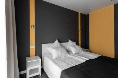 gün ışığından yararlanma sabah. Otel standart oda. Beyaz yastıklar ile modern yatak odası. basit ve şık iç.