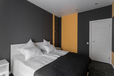gün ışığından yararlanma sabah. Otel standart oda. Beyaz yastıklar ile modern yatak odası. basit ve şık iç.