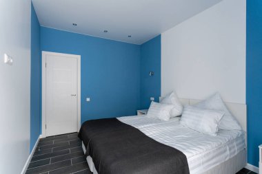 gün ışığından yararlanma sabah. Otel standart oda. Beyaz yastıklar ile modern yatak odası. basit ve şık iç.