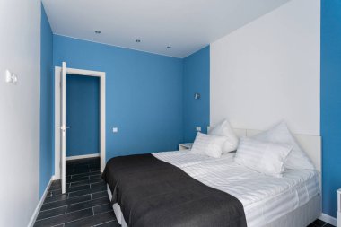 açık kapı. gün ışığından yararlanma sabah. Otel standart oda. Beyaz yastıklar ile modern yatak odası. basit ve şık iç.