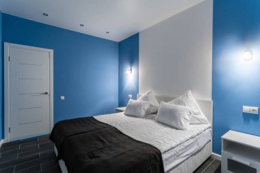 Otel standart oda. Beyaz yastıklar ile modern yatak odası. basit ve şık iç. iç aydınlatma