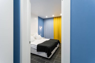 Otel standart oda. Beyaz yastıklar ile modern yatak odası. basit ve şık iç. iç aydınlatma