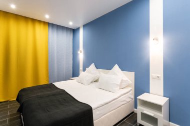 Otel standart oda. Beyaz yastıklar ile modern yatak odası. basit ve şık iç. iç aydınlatma