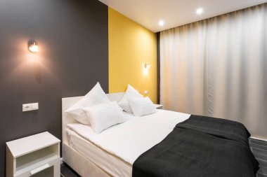 Otel standart oda. Beyaz yastıklar ile modern yatak odası. basit ve şık iç. iç aydınlatma