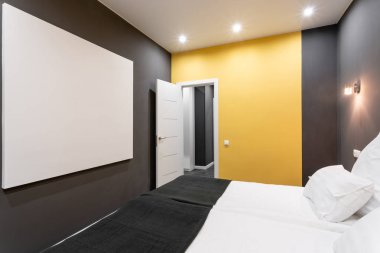 Otel standart oda. Beyaz yastıklar ile modern yatak odası. basit ve şık iç. iç aydınlatma