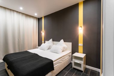 Otel standart oda. Beyaz yastıklar ile modern yatak odası. basit ve şık iç. iç aydınlatma