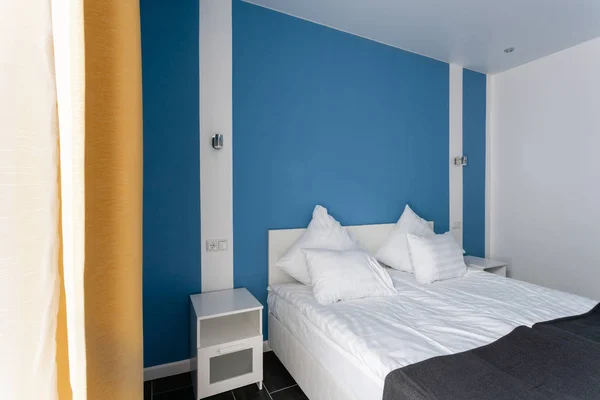 Дневное утро. Стандартный номер отеля. современная спальня с белыми подушками. простой и стильный интерьер . — стоковое фото