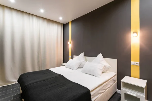 Habitación estándar del hotel. dormitorio moderno con almohadas blancas. interior simple y elegante. iluminación interior — Foto de Stock