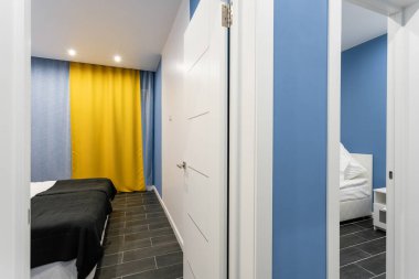 ucuz aile odası. Otel standart iki yatak odası. basit ve şık iç. iç aydınlatma